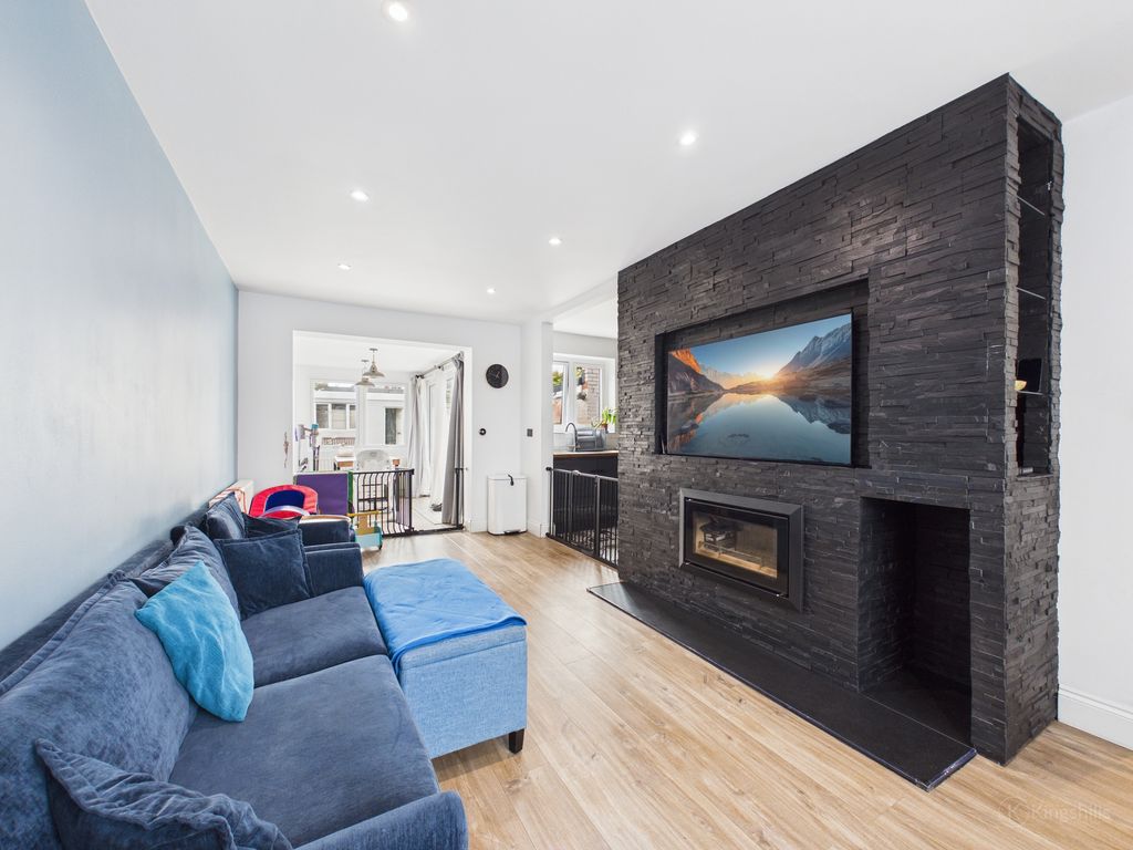 Property photo 3 of 16 Cam02119G0-Pr0566-Still002