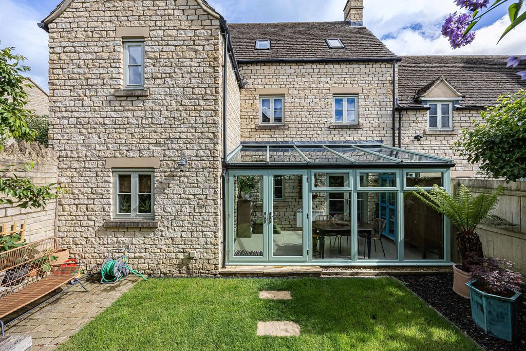 5 bed end terrace house for saleTrotman Walk, Cirencester, Gloucestershire GL7