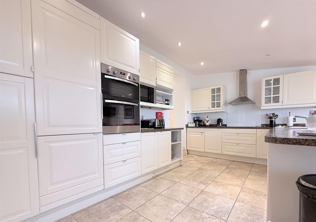 Property photo 2 of 11 Kitchen