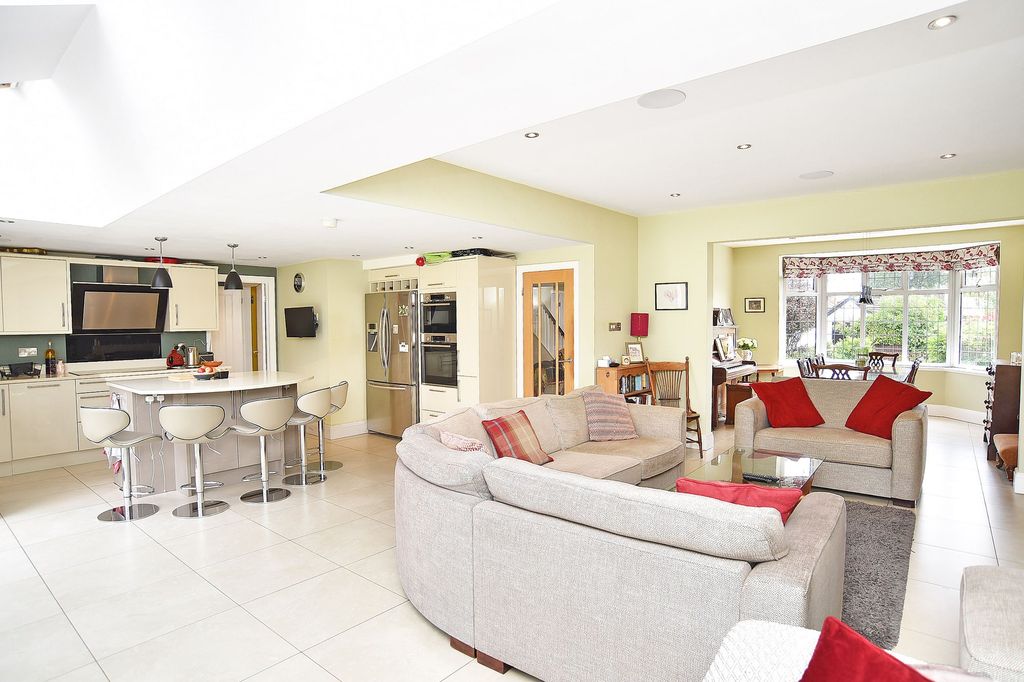 Property photo 2 of 31
