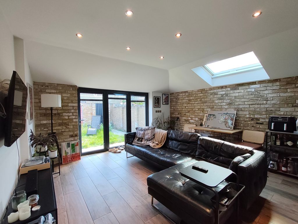 Property photo 3 of 10 Bedroom 2