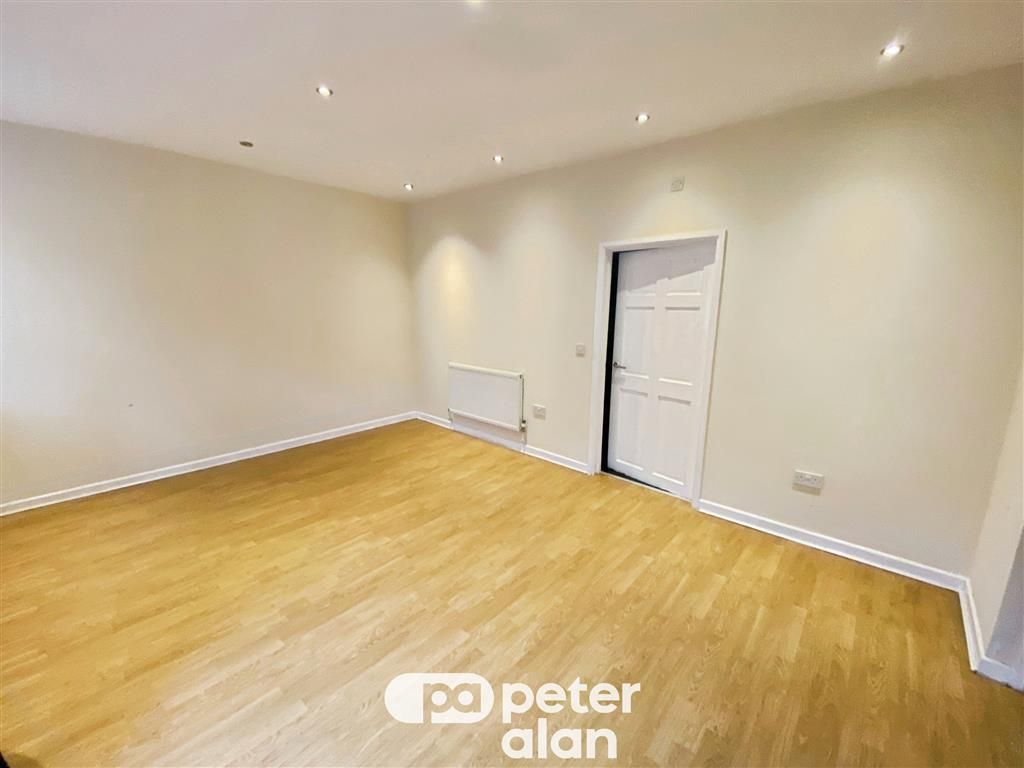 Property photo 2 of 5 Bedroom