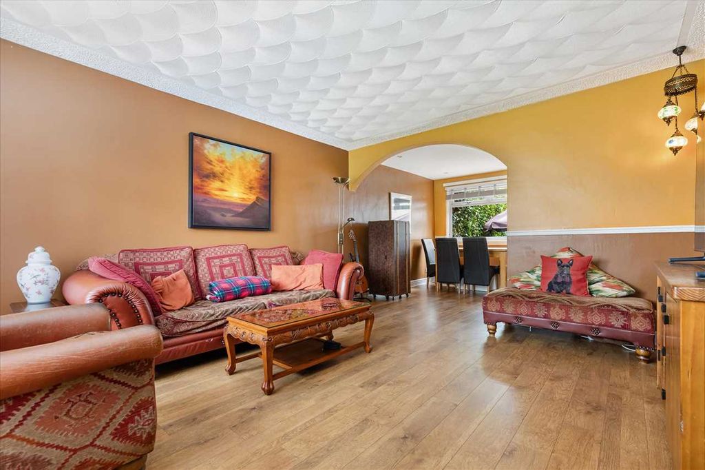 Property photo 3 of 33 Lounge (2)