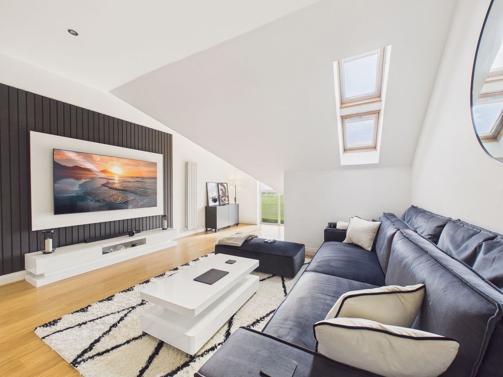 Property photo 2 of 15 Lounge