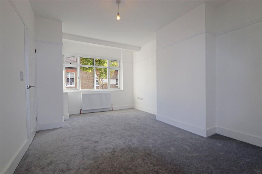 Property photo 2 of 11 Lounge.Jpg