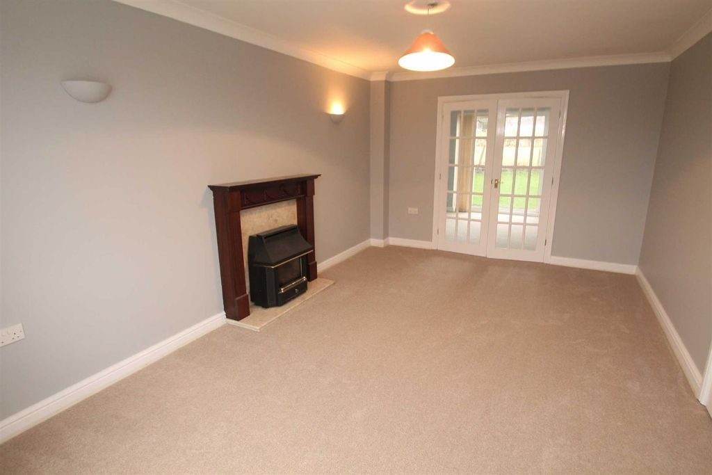 Property photo 3 of 12 Lounge