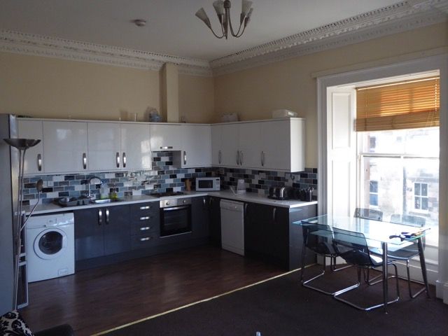 Property photo 2 of 9 Living Room / Kitchen