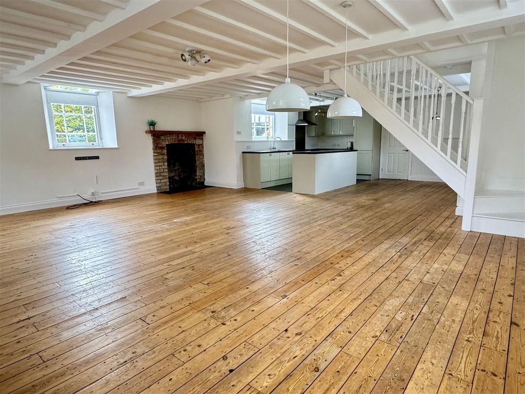 Property photo 2 of 31