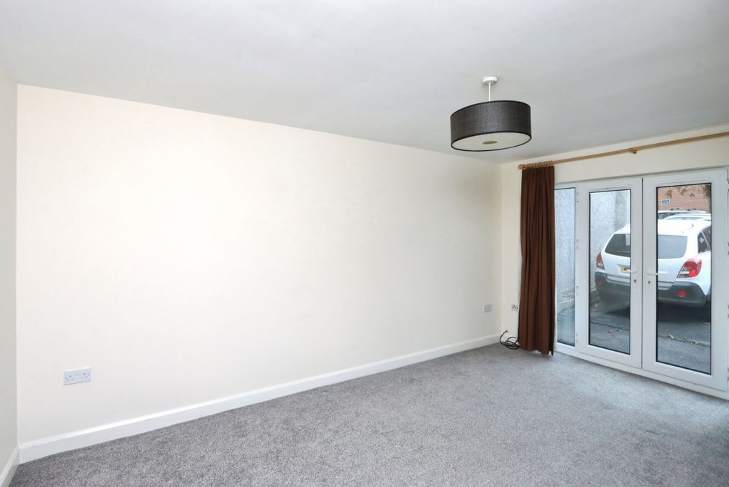 Property photo 2 of 17 Lounge