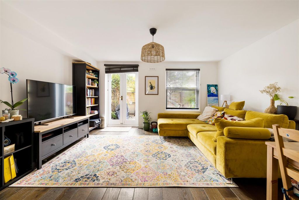 Property photo 2 of 25 Earlston Grove, E9