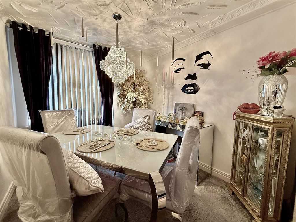 Property photo 3 of 11 Dining