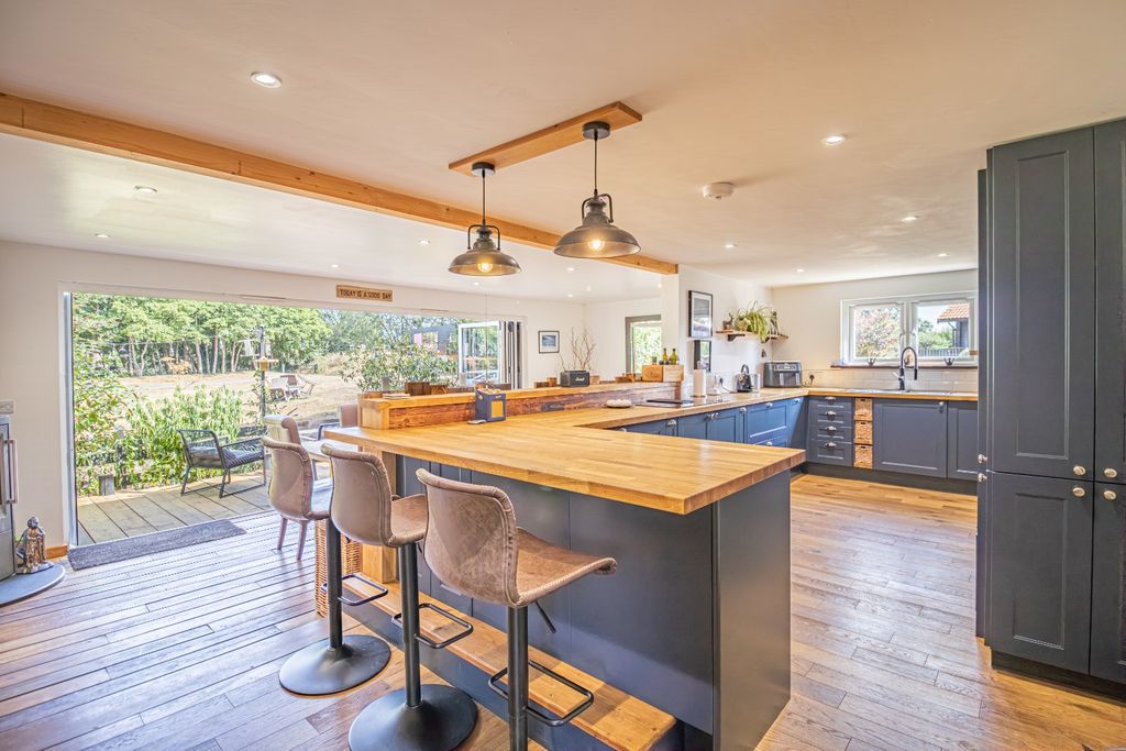 Property photo 2 of 40 4850392