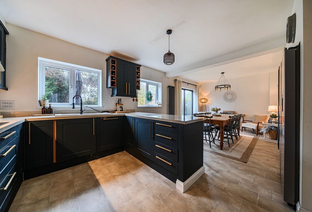 Property photo 2 of 23 1372365-1-68Fa41E...