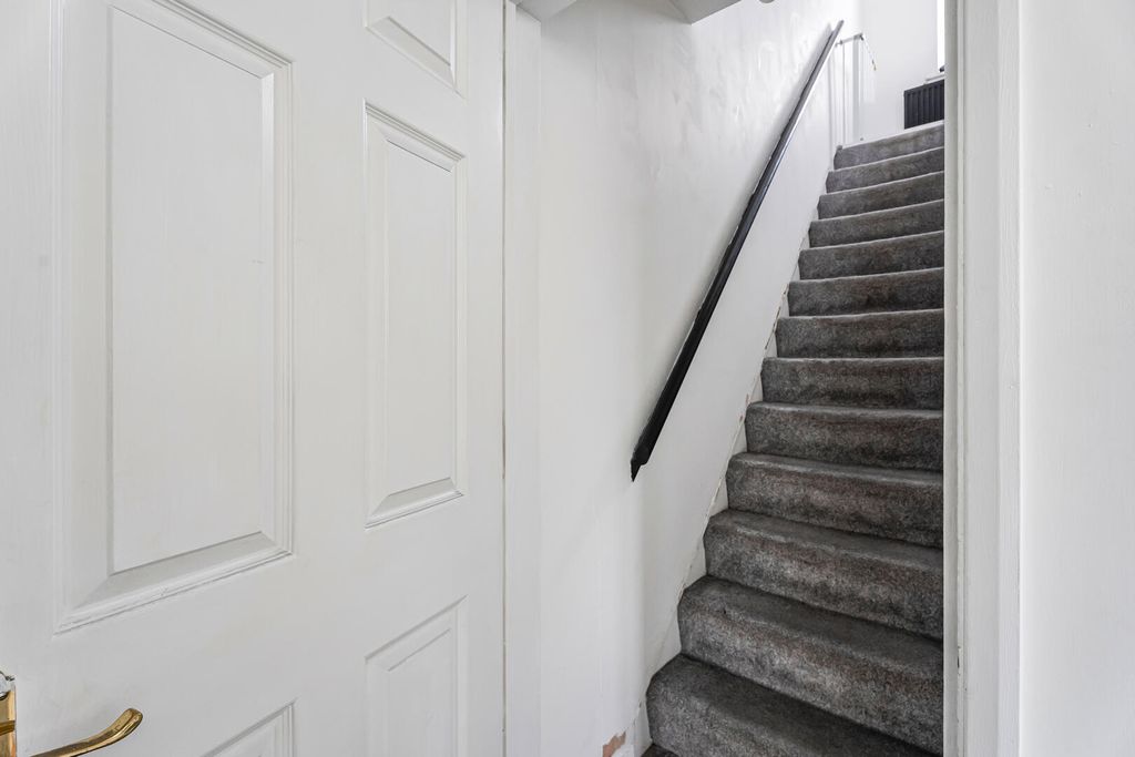 Property photo 2 of 22 Hallway