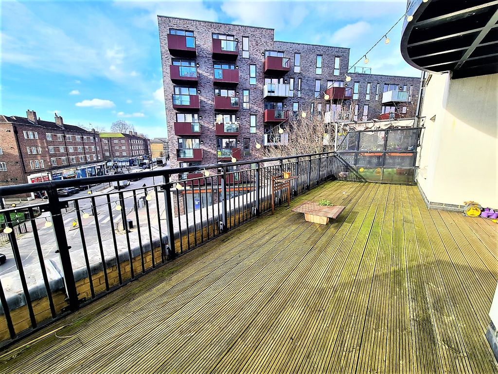 Property photo 1 of 8 2 Bedroom Apartment - Mercer Court, 1 Candle Street E1 4Sg