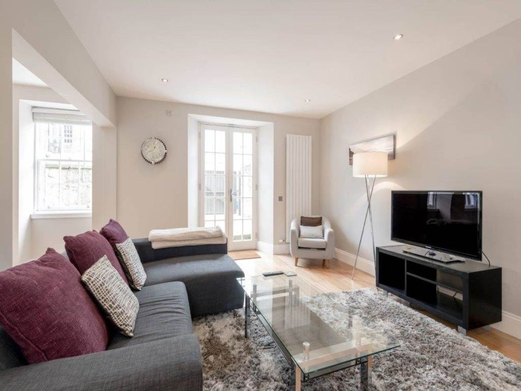 Property photo 3 of 11 Living