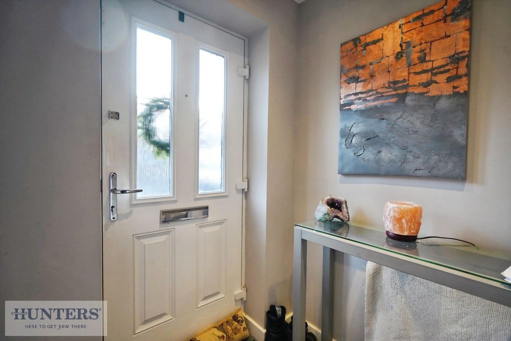 Property photo 3 of 21 Entrance Hallway