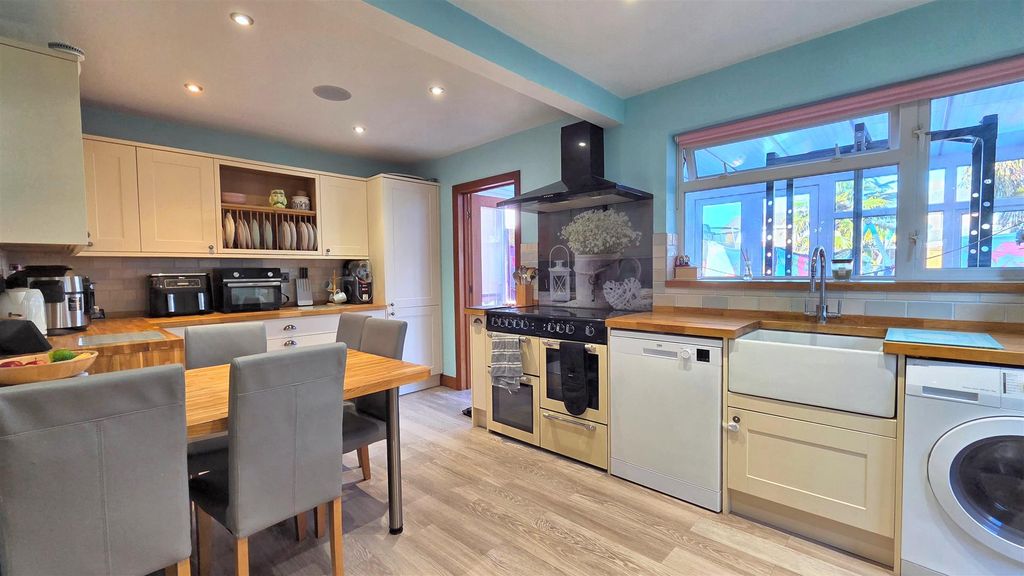 Property photo 3 of 11 Kitchen/Diner