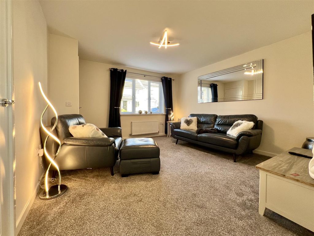 Property photo 3 of 27 Elm Park, Hill Of Beath