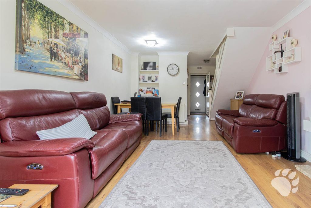 Property photo 3 of 20 Lounge