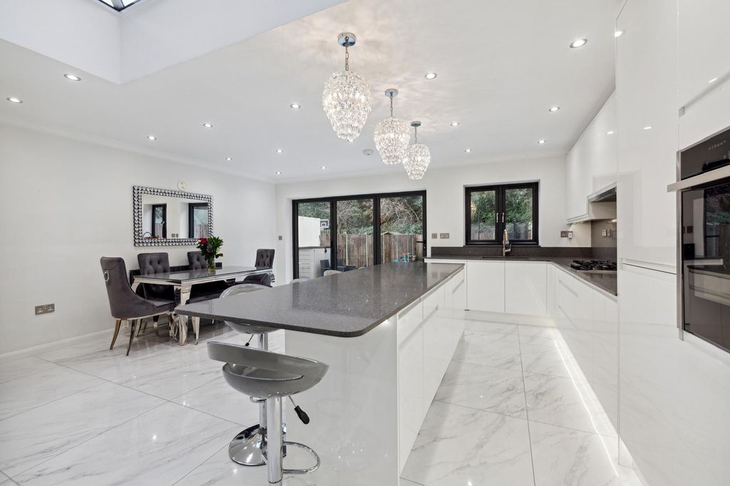 Property photo 3 of 16 Photo 4