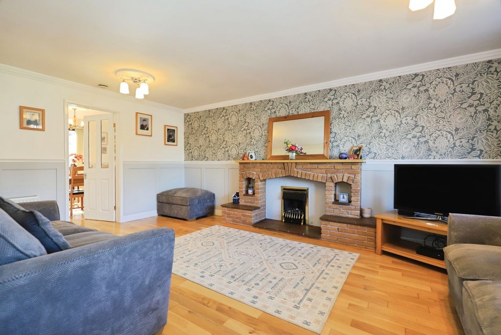 Property photo 2 of 16 Lounge