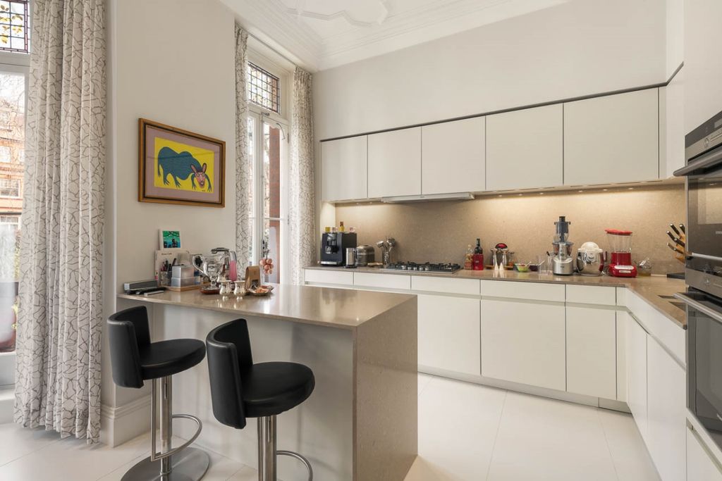 Property photo 3 of 9 Lower Sloane Str...