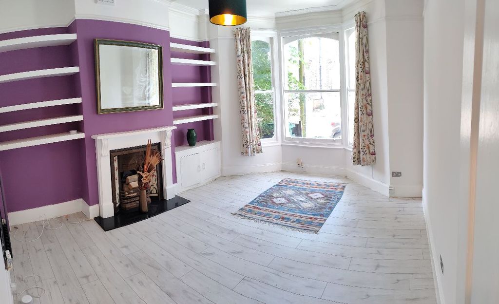 Property photo 1 of 14 Lounge Or Master Bedroom