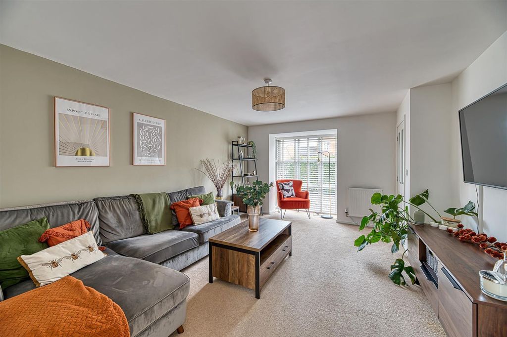 Property photo 2 of 18 Lounge