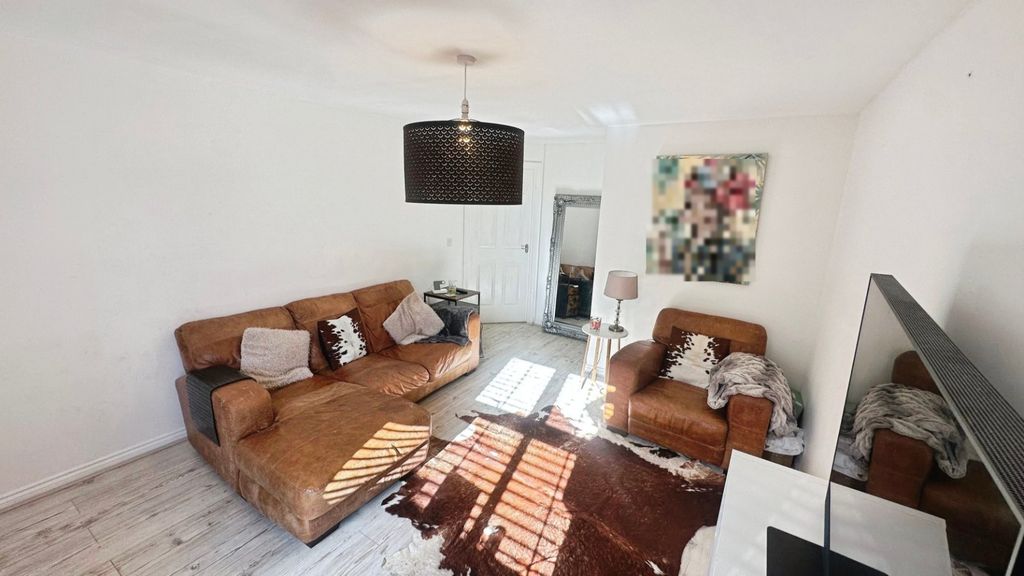 Property photo 3 of 17 Lounge