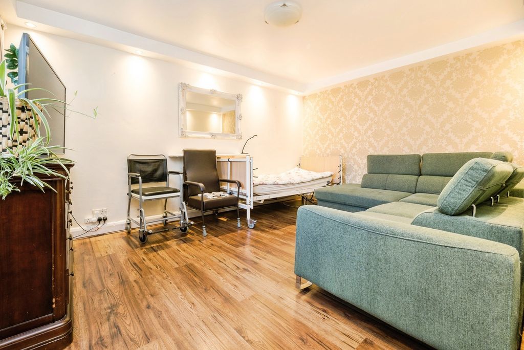 Property photo 3 of 19 Pbox-Img.Jpg