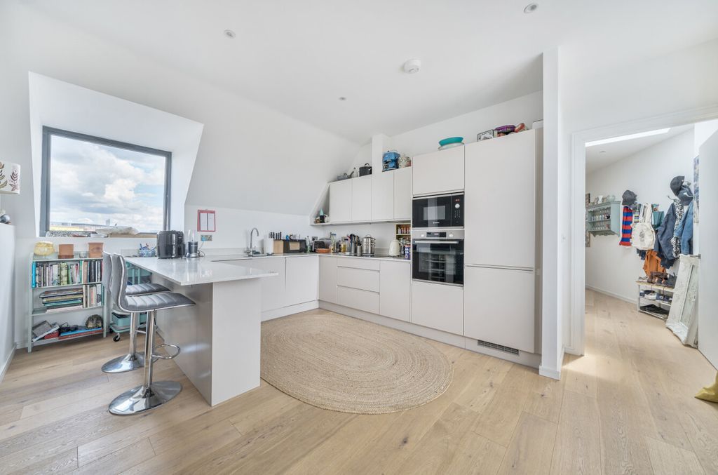 Property photo 2 of 14 1328342-11-687E27...