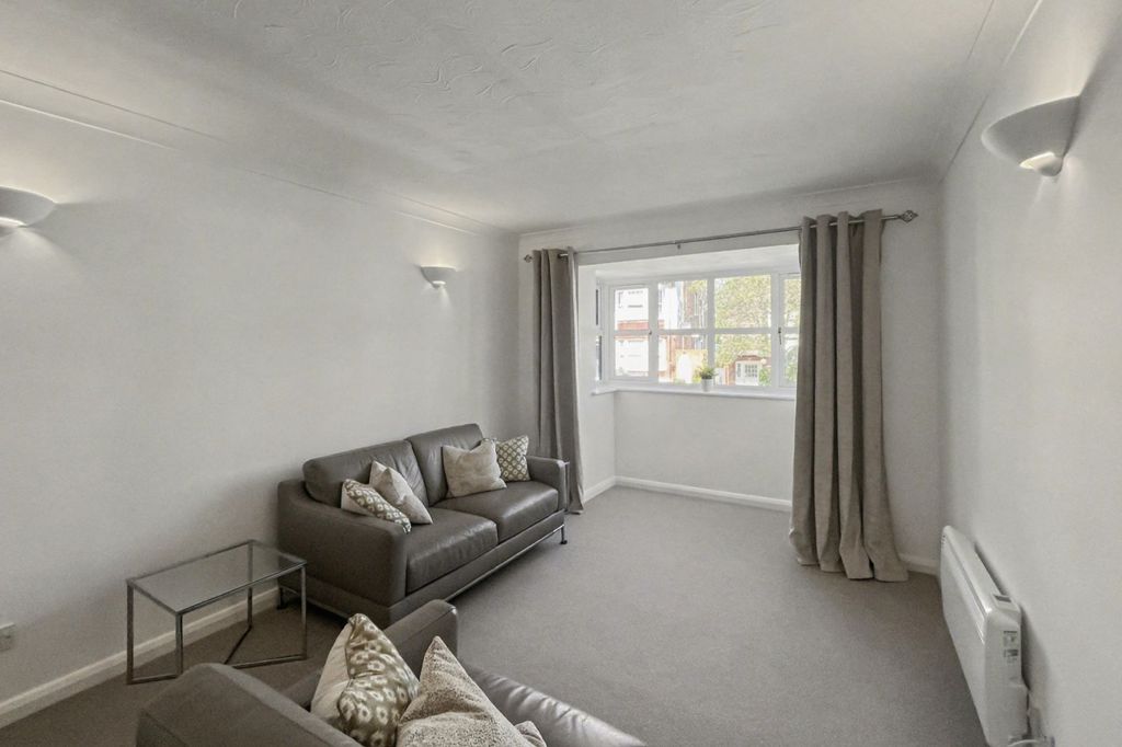 Property photo 3 of 10 Flat 4 St Andrewâ€™S Court, 49 Dukes Ave, New Malden, Surrey Kt3 4Jf