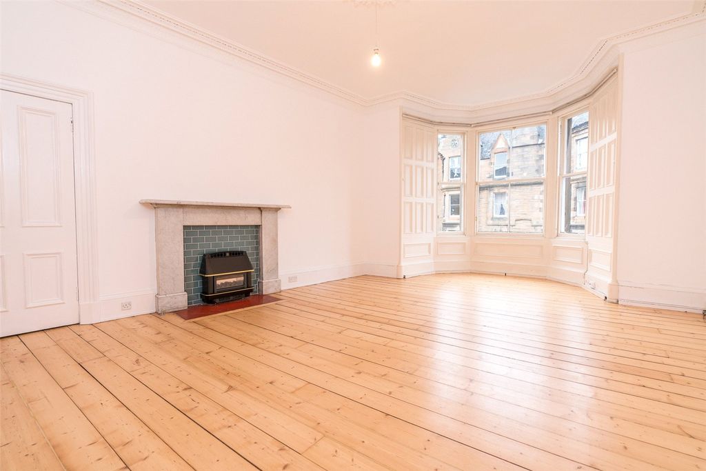 Property photo 3 of 13 Lounge