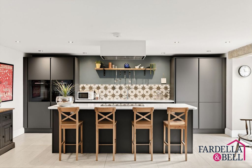 Property photo 2 of 26