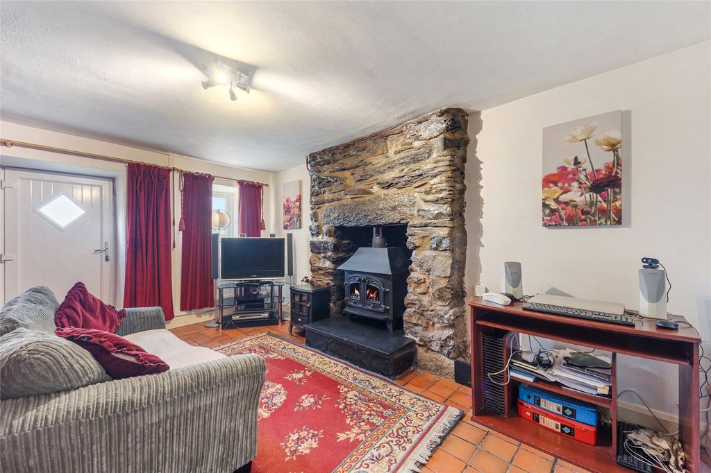 Property photo 2 of 28 Sitting Room
