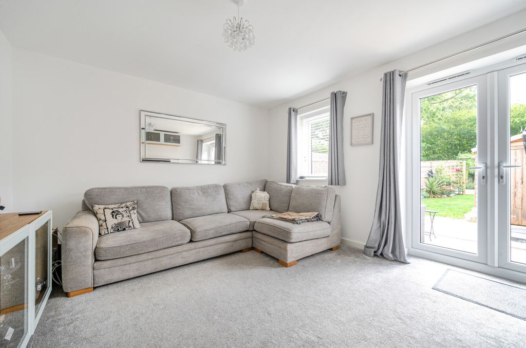 Property photo 2 of 15 1340403-15-689Db5...