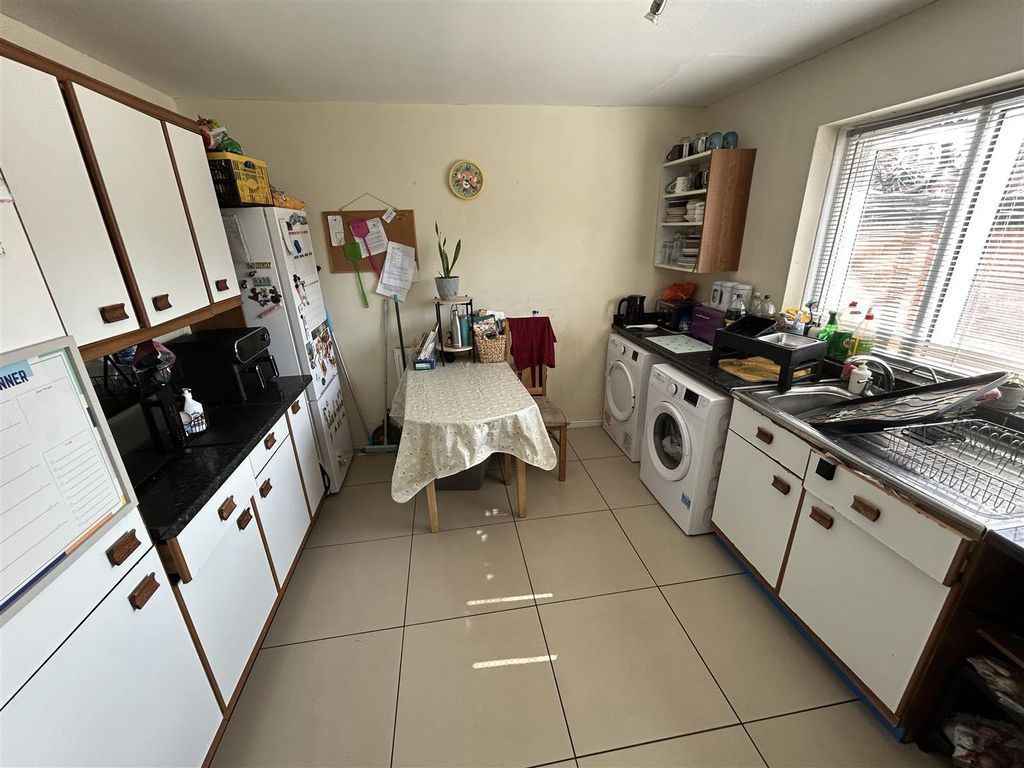 Property photo 3 of 8 Kitchen