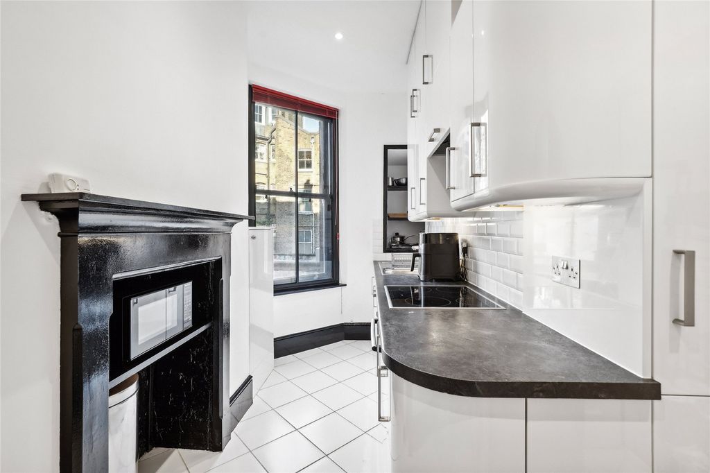 Property photo 3 of 9 Kitchen