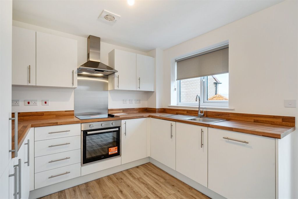 Property photo 3 of 10 Kitchen