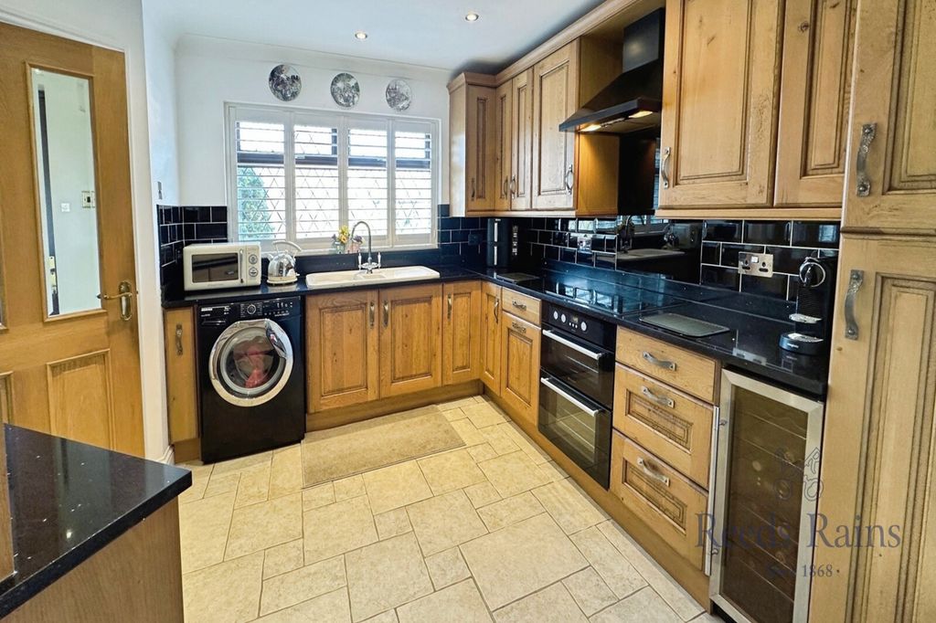 Property photo 3 of 25 Kitchen