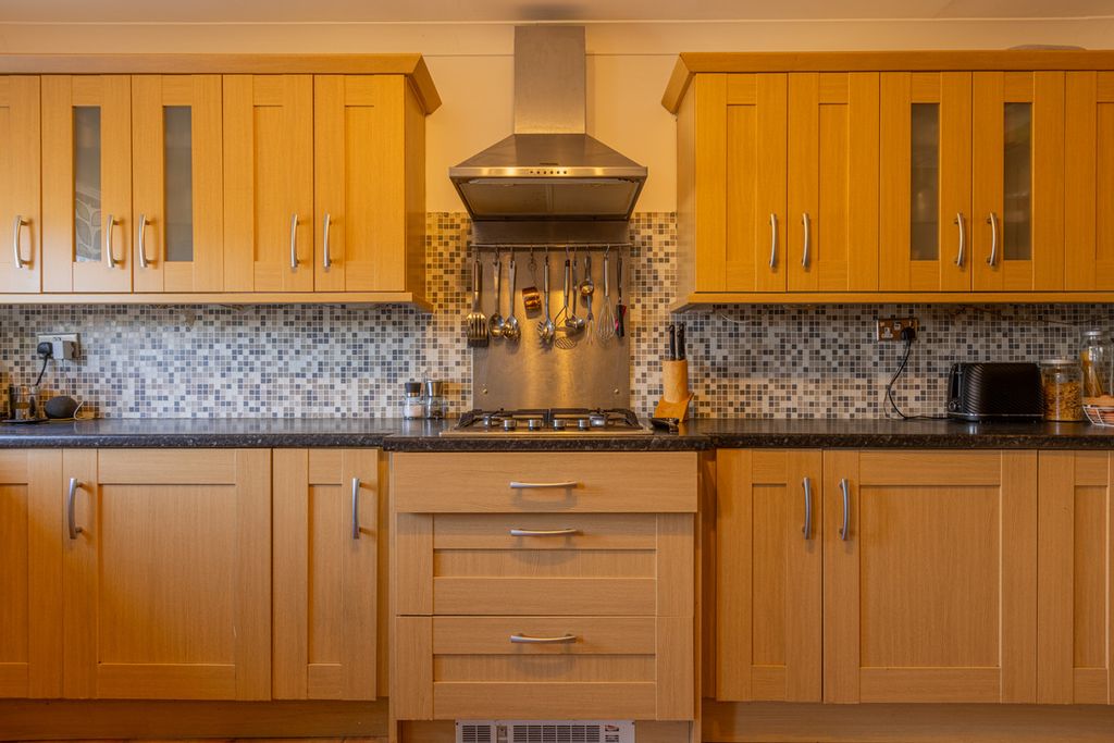Property photo 2 of 27
