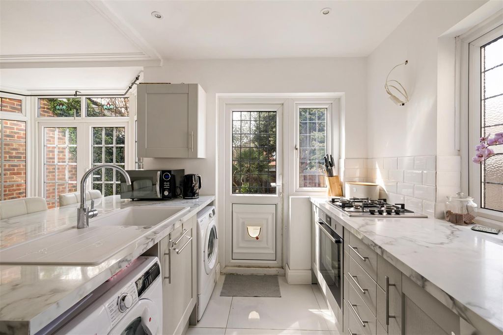 Property photo 3 of 31 Dove House Gardens, E4