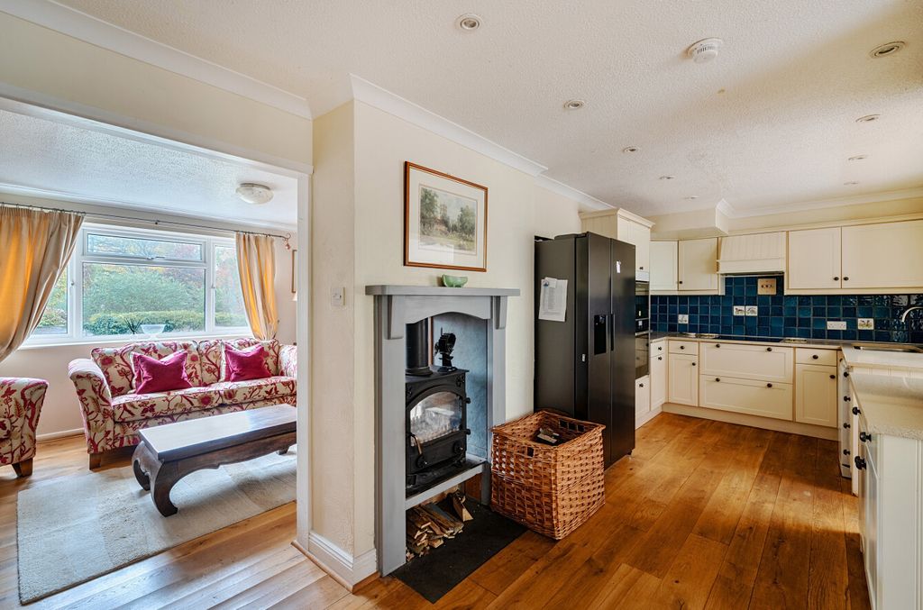 Property photo 3 of 28 1371838-3-6902084...