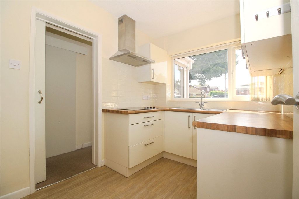 Property photo 2 of 11 Fitted Kitchen