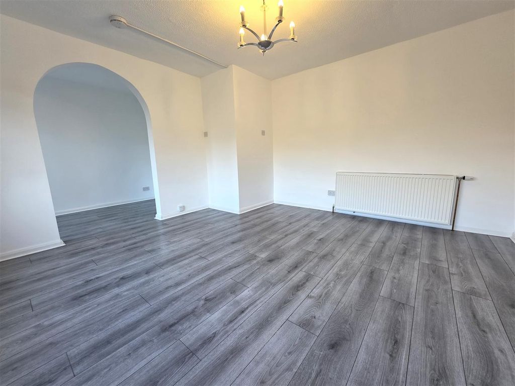 Property photo 3 of 17 Lounge