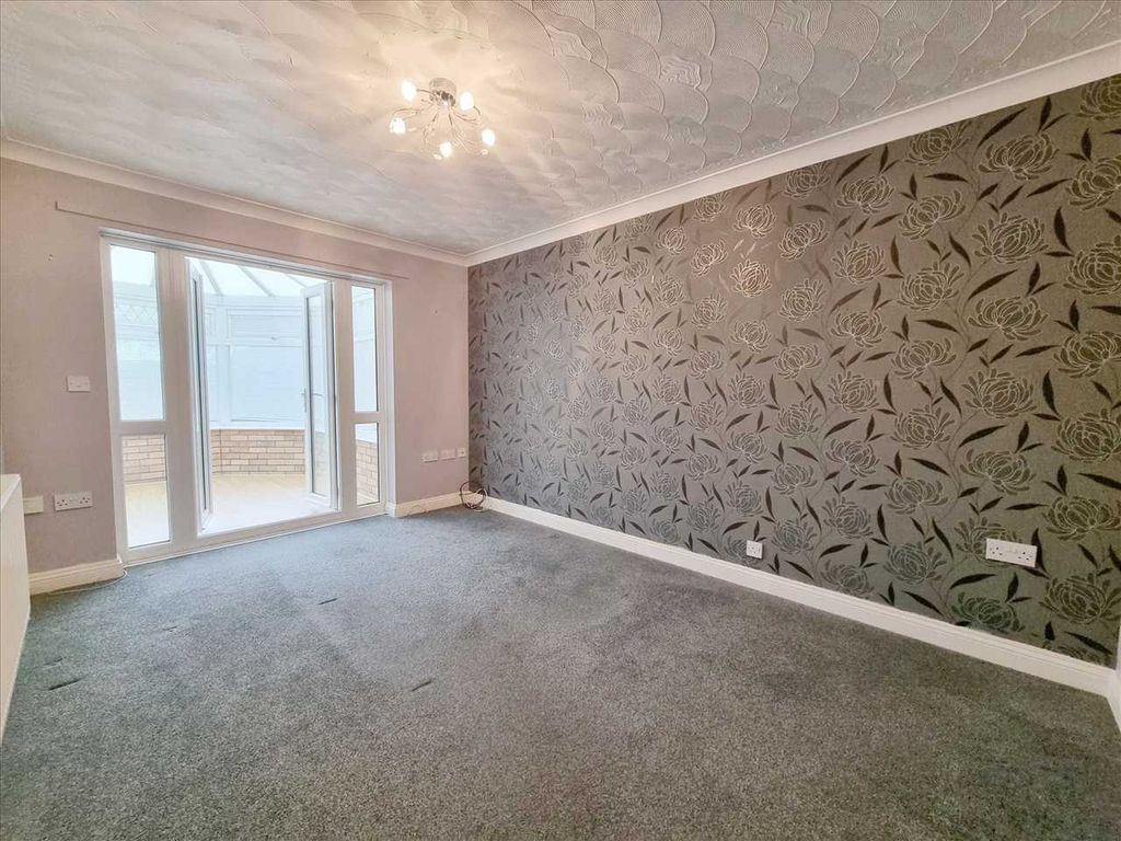 Property photo 2 of 8 Lounge