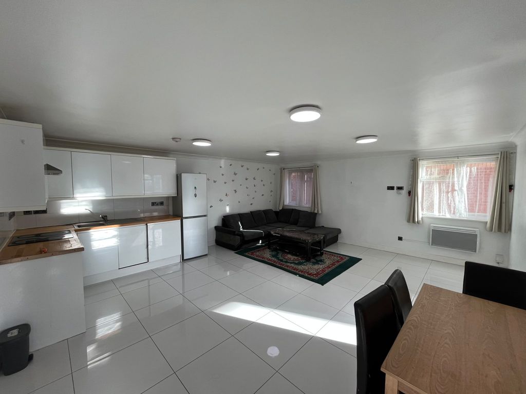 Property photo 3 of 8 Whatsapp Image 2026-10-10 At 16.36.39 (1)
