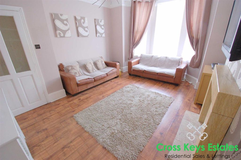 Property photo 3 of 14 Sitting Room