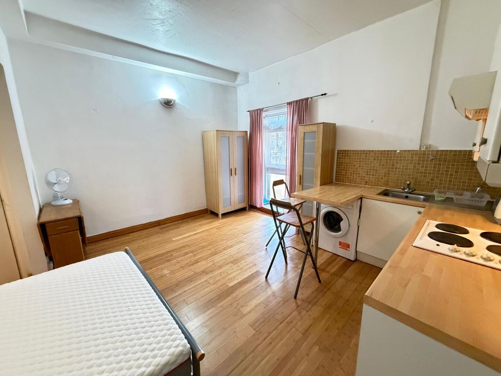 Property photo 2 of 7 Kitchen